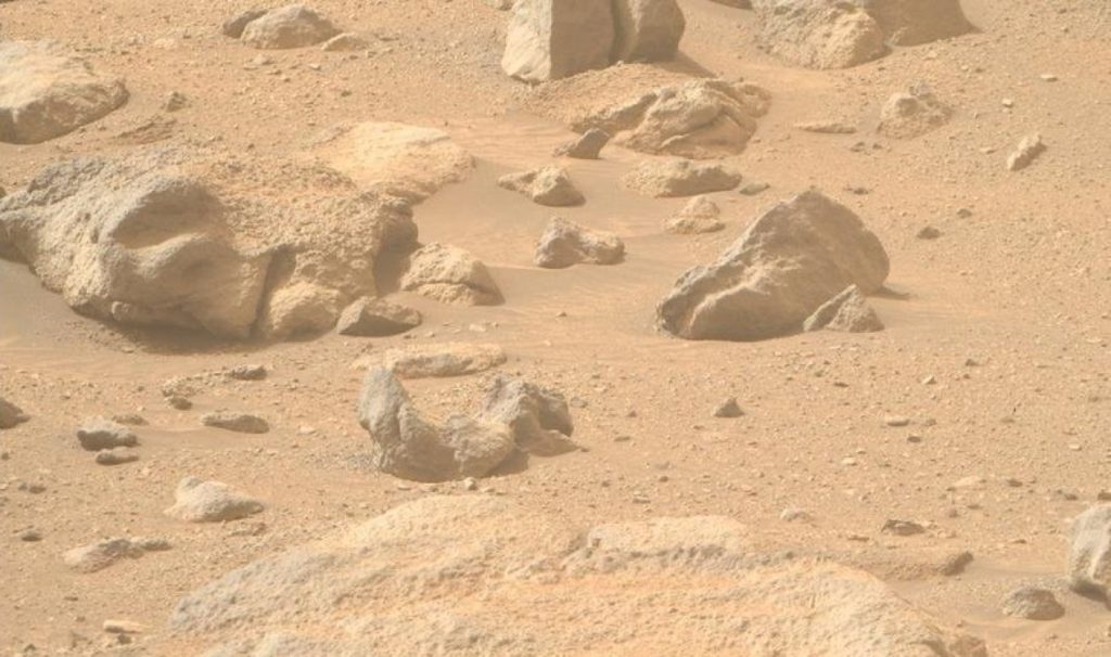 عکس عجیب صورت جمجمه مانند توسط مریخ نورد بر روی سطح مریخ