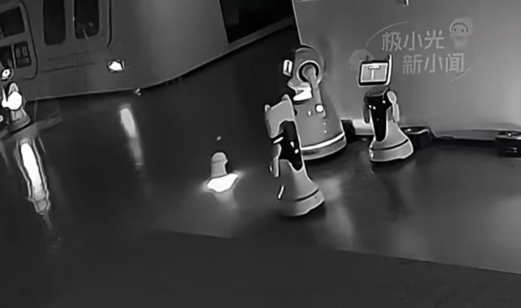 ربودن 12 ربات توسط یک ربات دیگر