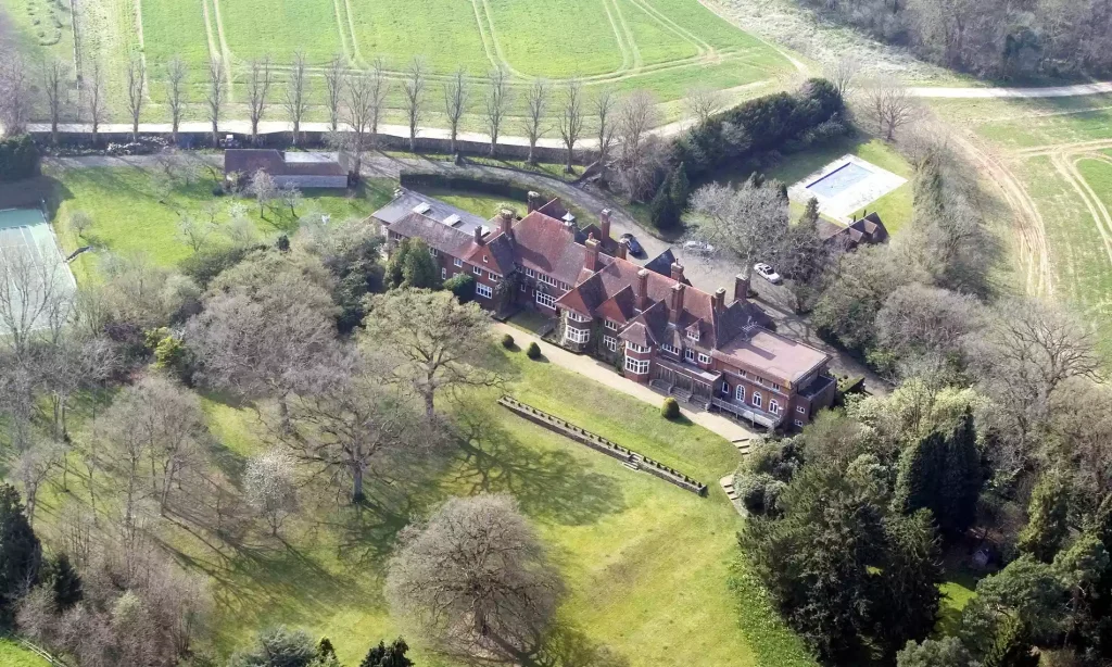 خانه سابق ادل به دلیل اظهارات او مبنی بر تسخیر شدگی