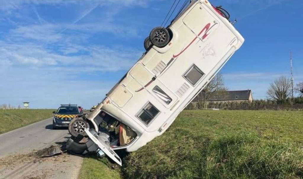 معمایی در مورد چگونگی وارون شدن یک ون کمپر در فرانسه