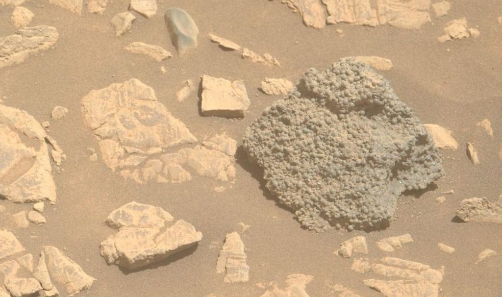 صخره‌ای پوشیده از کره‌های ریز در مریخ