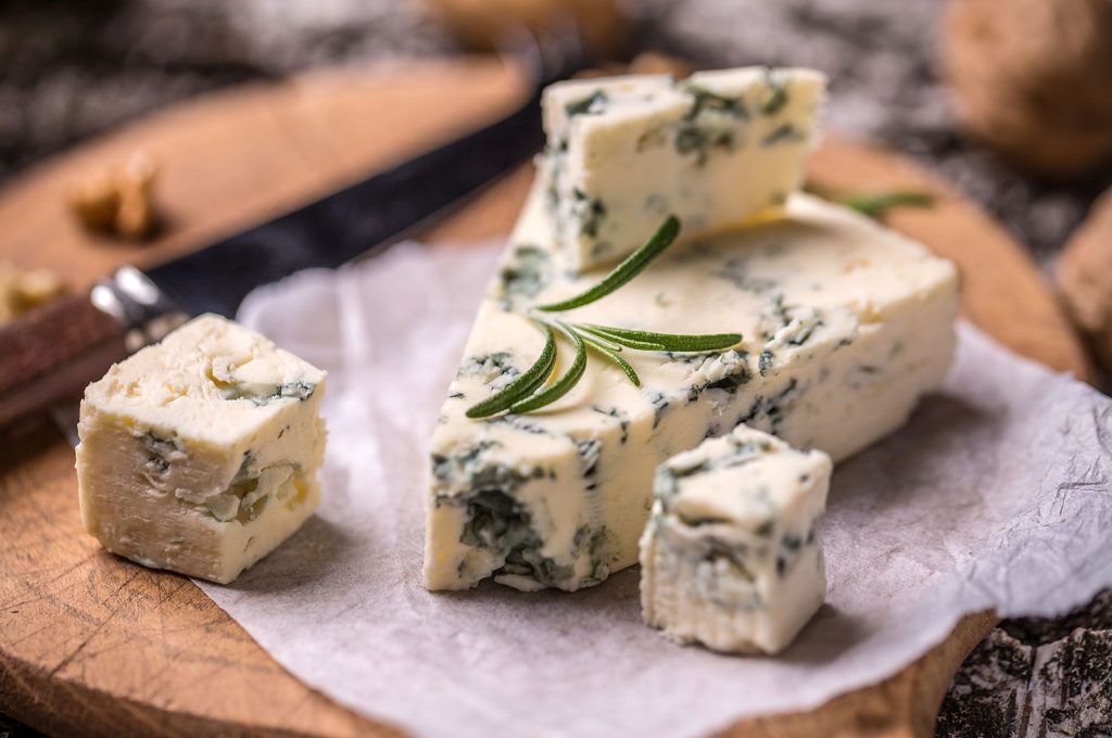 پنیرهای کپکی (بلوچیز) مانند استیلتون، روکفور و گورگونزولا به دلیل طعم تند و خاص خود مشهورند. این طعم نتیجه‌ی کپکی است که درون پنیر رشد کرده است. اما آیا کپک خطرناک نیست؟ اگر این‌طور است، چرا مصرف پنیر کپکی بی‌خطر است؟